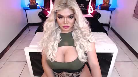 Snapshot of 10incheskinkynastytrans chatting on December 13, 2024, 8:09 am Sasha Banks online show from December 13, 2024, 8:09 am