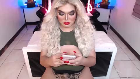 Snapshot of 10incheskinkynastytrans chatting on December 16, 2024, 5:27 am Sasha Banks online show from December 16, 2024, 5:27 am
