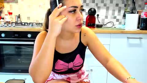 18belleskinny online show from October 7, 2025, 10:45 am