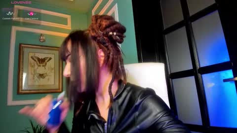 Snapshot of 1munique chatting on October 1, 2025, 1:28 pm Moona online show from October 1, 2025, 1:28 pm