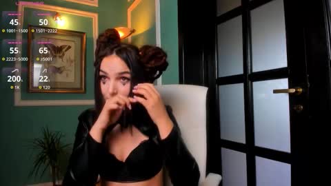 Snapshot of 1munique chatting on October 15, 2025, 12:49 pm Moona online show from October 15, 2025, 12:49 pm