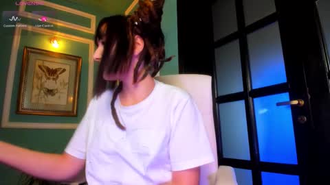 Snapshot of 1munique chatting on October 28, 2025, 1:47 pm Moona online show from October 28, 2025, 1:47 pm