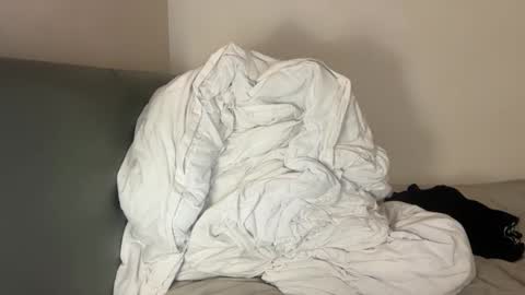 21boybifun online show from April 16, 2026, 9:39 pm