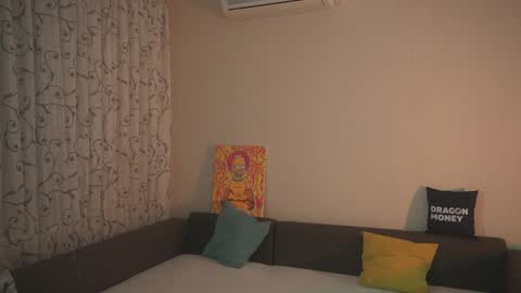 Snapshot of 2girls_1dream chatting on December 19, 2024, 4:24 pm Elley online show from December 19, 2024, 4:24 pm