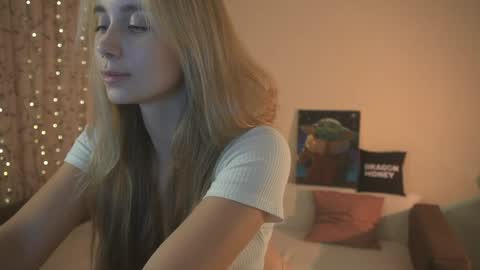 Snapshot of 2girls_1dream chatting on January 28, 2025, 5:03 pm Elley online show from January 28, 2025, 5:03 pm