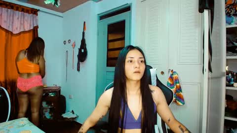 Snapshot of 2girls__dream chatting on February 22, 2025, 10:09 pm samantha sharon online show from February 22, 2025, 10:09 pm