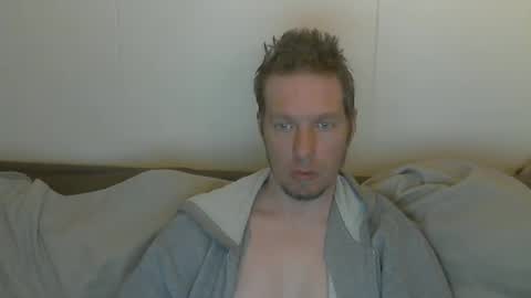 2small4you83 online show from April 24, 2026, 12:57 am