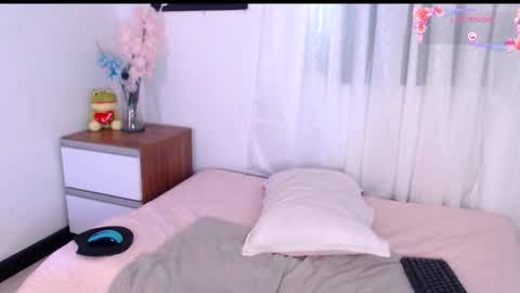 Mia online show from November 21, 2025, 3:54 pm