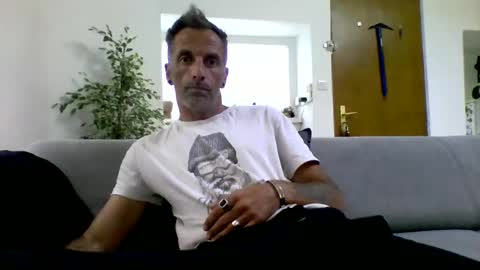 Num online show from October 25, 2025, 11:29 am