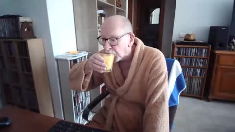  Papi  online show from December 15, 2025, 11:14 am