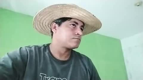 Snapshot of 9vinhocamshow chatting on January 4, 2025, 11:54 am 9vinhocamshow online show from January 4, 2025, 11:54 am