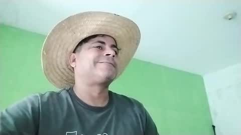 Snapshot of 9vinhocamshow chatting on January 31, 2025, 11:35 am 9vinhocamshow online show from January 31, 2025, 11:35 am