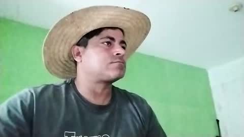 Snapshot of 9vinhocamshow chatting on February 17, 2025, 12:05 pm 9vinhocamshow online show from February 17, 2025, 12:05 pm