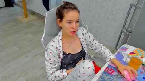 Arina online show from November 11, 2025, 11:43 am