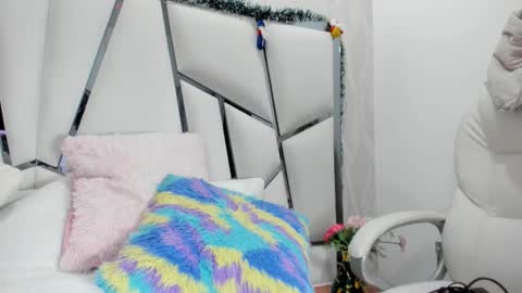 Aura online show from November 22, 2025, 3:16 am