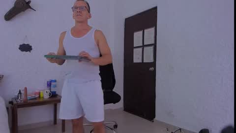 _axelking_ online show from December 17, 2025, 2:39 am