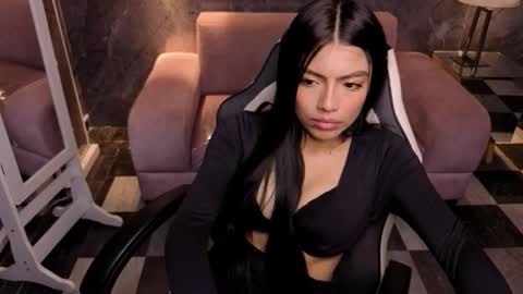 _charlottee_b online show from March 30, 2026, 1:23 pm