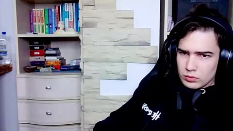 _crise_next_door_ online show from October 6, 2025, 2:58 pm