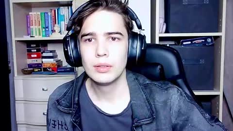 _crise_next_door_ online show from October 9, 2025, 5:22 pm