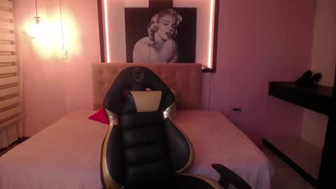 Snapshot of _emaa_ chatting on November 5, 2025, 12:27 pm _emaa_ online show from November 5, 2025, 12:27 pm