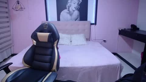 Snapshot of _emaa_ chatting on November 7, 2025, 12:16 pm _emaa_ online show from November 7, 2025, 12:16 pm