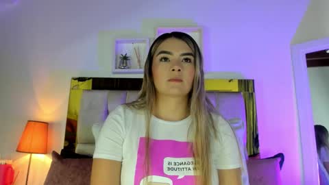 Snapshot of _emily_r chatting on October 7, 2025, 12:02 pm Isabella online show from October 7, 2025, 12:02 pm