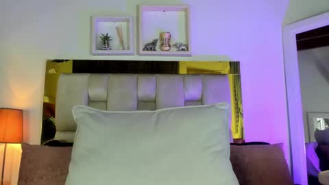 Snapshot of _emily_r chatting on October 10, 2025, 11:53 am Isabella online show from October 10, 2025, 11:53 am