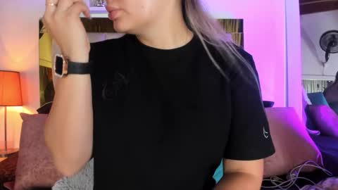 Snapshot of _emily_r chatting on October 11, 2025, 12:04 pm Isabella online show from October 11, 2025, 12:04 pm