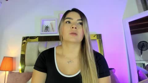 Snapshot of _emily_r chatting on October 15, 2025, 12:05 pm Isabella online show from October 15, 2025, 12:05 pm