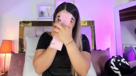 Snapshot of _emily_r chatting on October 20, 2025, 12:05 pm Isabella online show from October 20, 2025, 12:05 pm