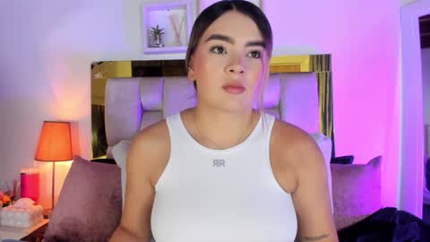 Snapshot of _emily_r chatting on October 21, 2025, 12:06 pm Isabella online show from October 21, 2025, 12:06 pm