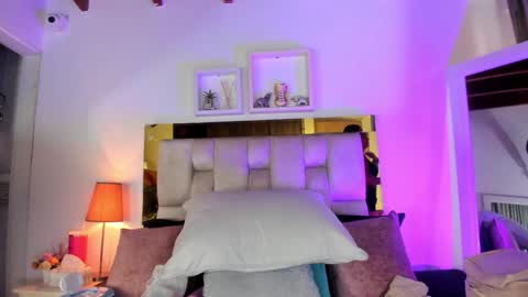 Snapshot of _emily_r chatting on October 22, 2025, 12:05 pm Isabella online show from October 22, 2025, 12:05 pm