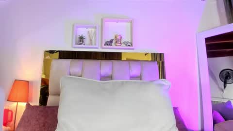 Snapshot of _emily_r chatting on October 24, 2025, 12:01 pm Isabella online show from October 24, 2025, 12:01 pm