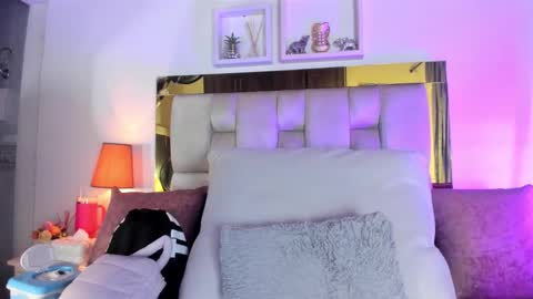 Snapshot of _emily_r chatting on October 25, 2025, 12:02 pm Isabella online show from October 25, 2025, 12:02 pm