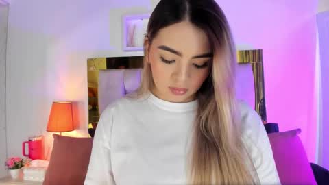 Snapshot of _emily_r chatting on November 19, 2025, 1:00 pm Isabella online show from November 19, 2025, 1:00 pm