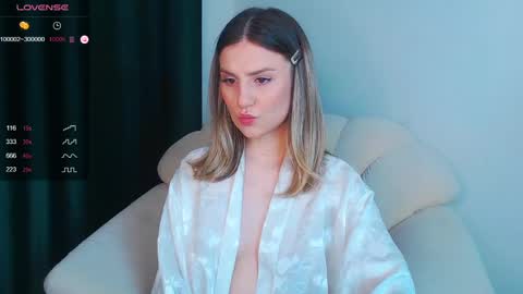 _esmeraldiyaa_ online show from January 6, 2025, 7:35 pm