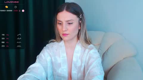 _esmeraldiyaa_ online show from January 6, 2025, 10:37 pm