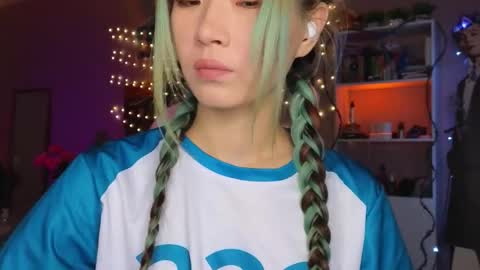 EveEva online show from November 9, 2025, 11:14 pm