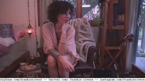 Snapshot of _frankie_rivers chatting on December 31, 2024, 11:49 pm Frankie Rivers allmylinks  online show from December 31, 2024, 11:49 pm