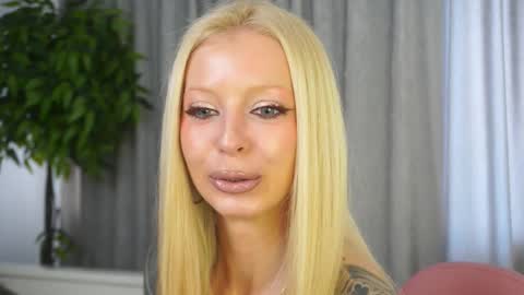 Snapshot of _honeymoney chatting on March 4, 2026, 8:09 am Lana online show from March 4, 2026, 8:09 am