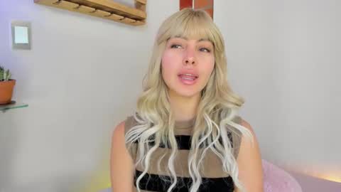 _hottie__ online show from September 9, 2025, 5:23 pm