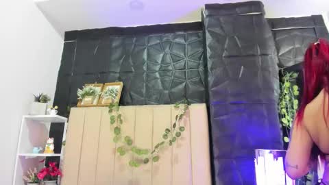 Mia online show from December 4, 2025, 2:59 pm