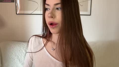 Sofia Help me make hotter shows with 200 thumbs up online show from April 19, 2026, 8:35 am