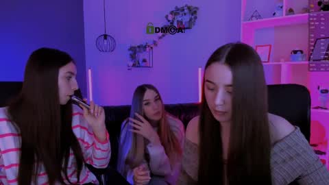 _kellykitten_ online show from April 6, 2026, 8:59 am