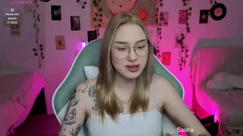 _kitekat_ online show from November 6, 2025, 7:53 am