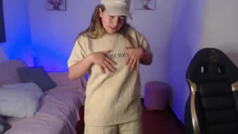 Snapshot of _kitten_1 chatting on December 21, 2025, 12:12 pm _kitten_1 online show from December 21, 2025, 12:12 pm