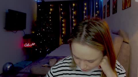 _lalune_ online show from December 1, 2024, 6:08 pm