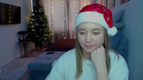 _lalune_ online show from December 15, 2024, 9:03 am