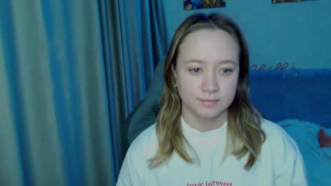 _lalune_ online show from February 7, 2025, 1:04 am