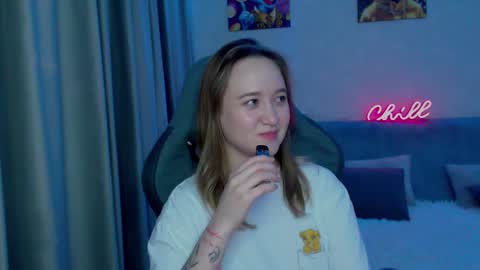 _lalune_ online show from February 16, 2025, 8:44 pm